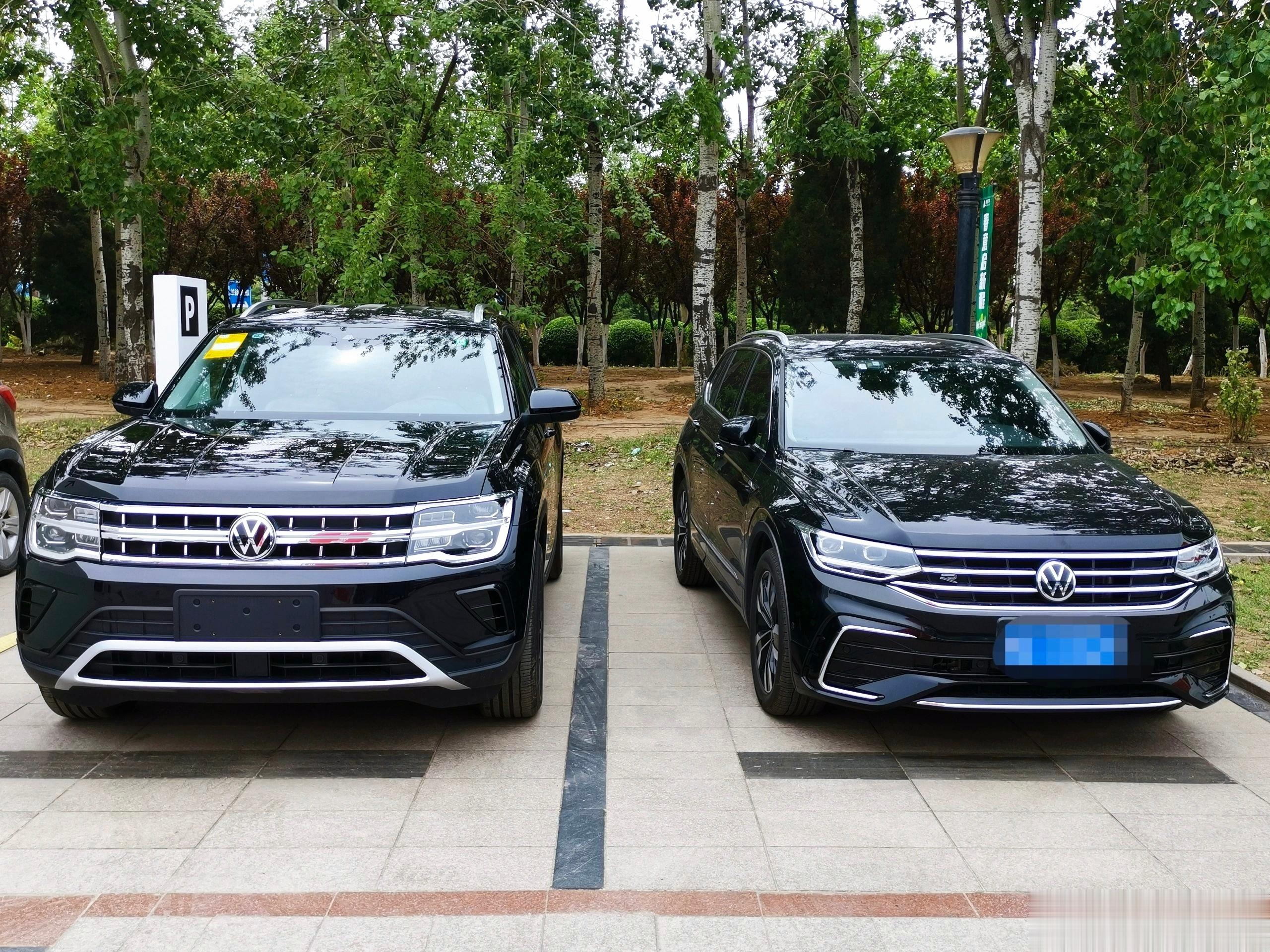 当途昂和途观L同框时，途昂的大是显而易见的，不愧为大型SUV，比途观的尺寸都大。