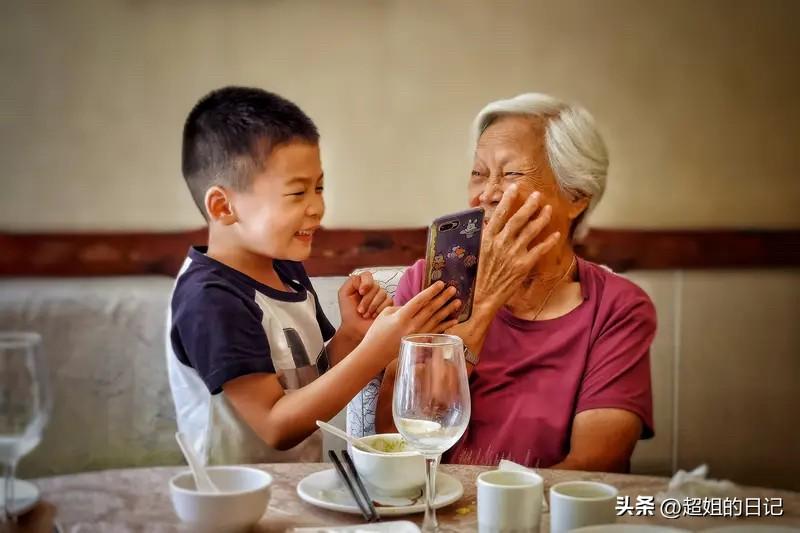 姥姥和奶奶都不帮带孩子怎么办，我认为，姥姥和奶奶没有义务来带孩子，更何况，爷爷奶