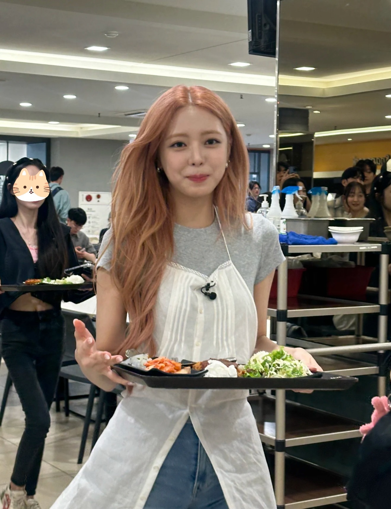 大学食堂偶遇申有娜，很萌的一个宝宝 ​​​
