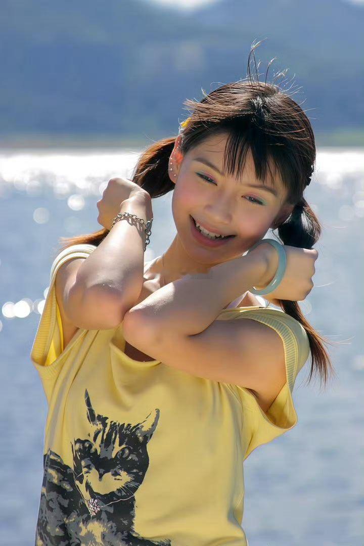 Angelababy15岁写真 网友讨论集中于两点：一是其优越的混血骨相与原生五