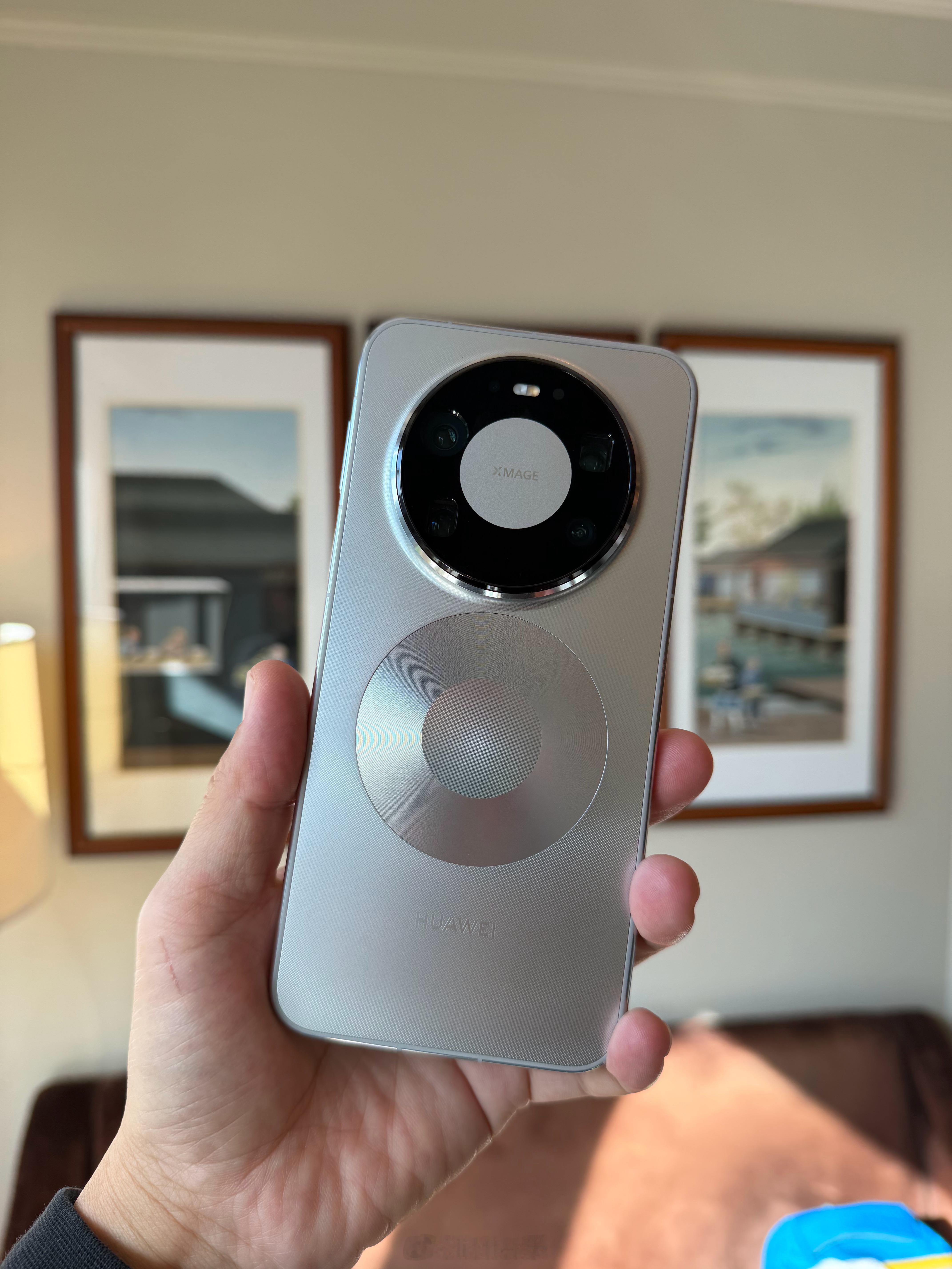 华为Mate80PM的秘密还真多啊据说背面这个大圆饼里隐藏着藏宝图，放大后拍了几