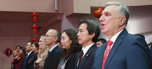 1991年，200名乌克兰专家来中国做出巨大贡献后，在采访中竟然嚎啕大哭。他们在