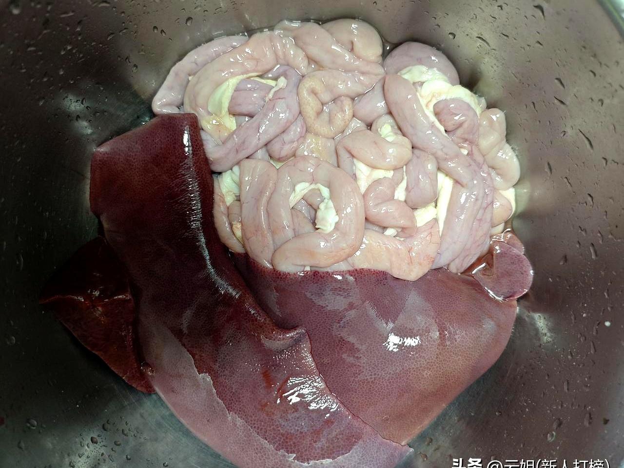 今早菜市转角抬手拎起一包粉肠猪肝，两斤半，颜色正，像从天掉下来的“福利”。
话还