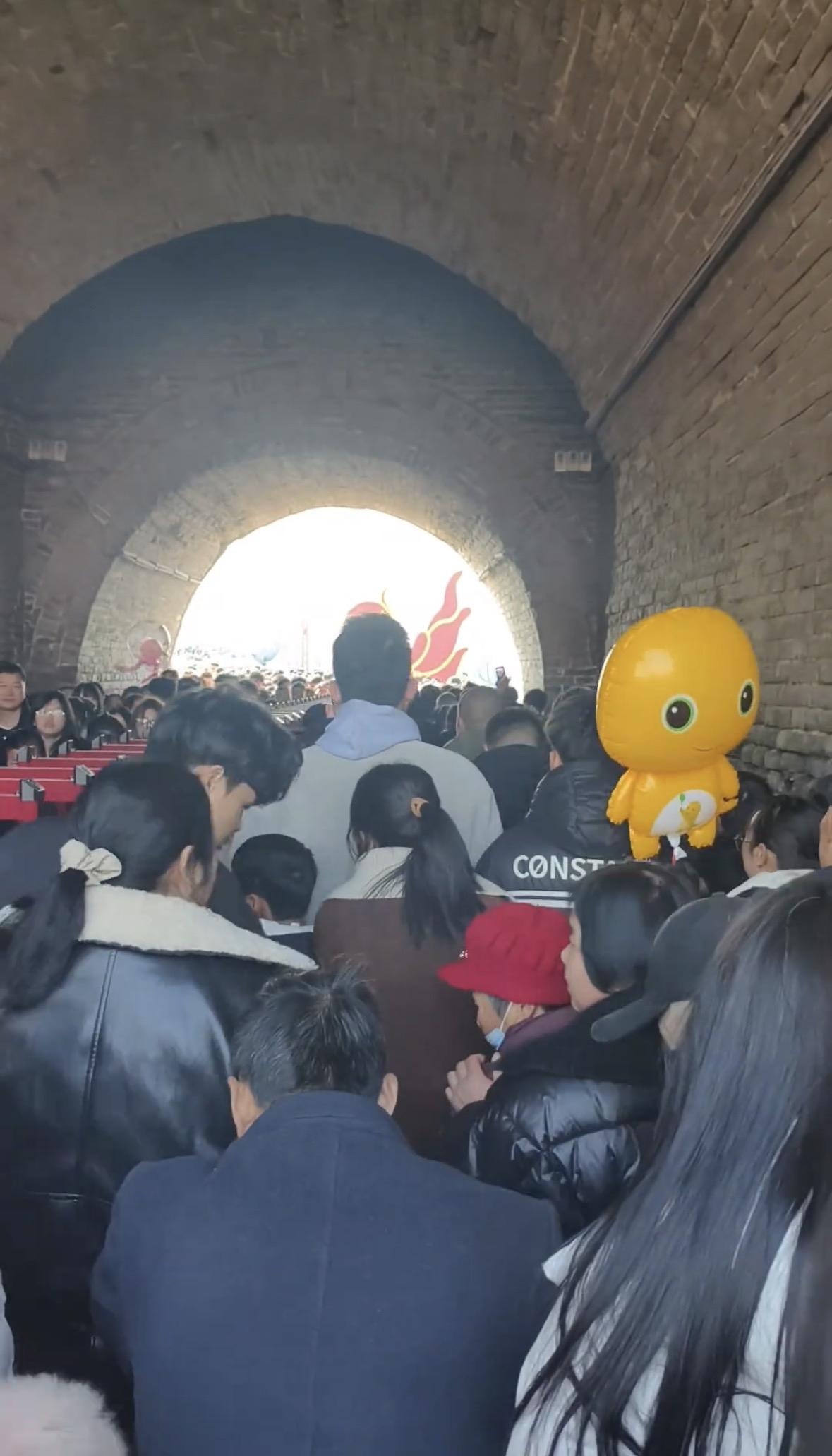 大年初一商丘古城上演万人空巷，没想到新年第一天古城会来这么多人游玩。

这是古城