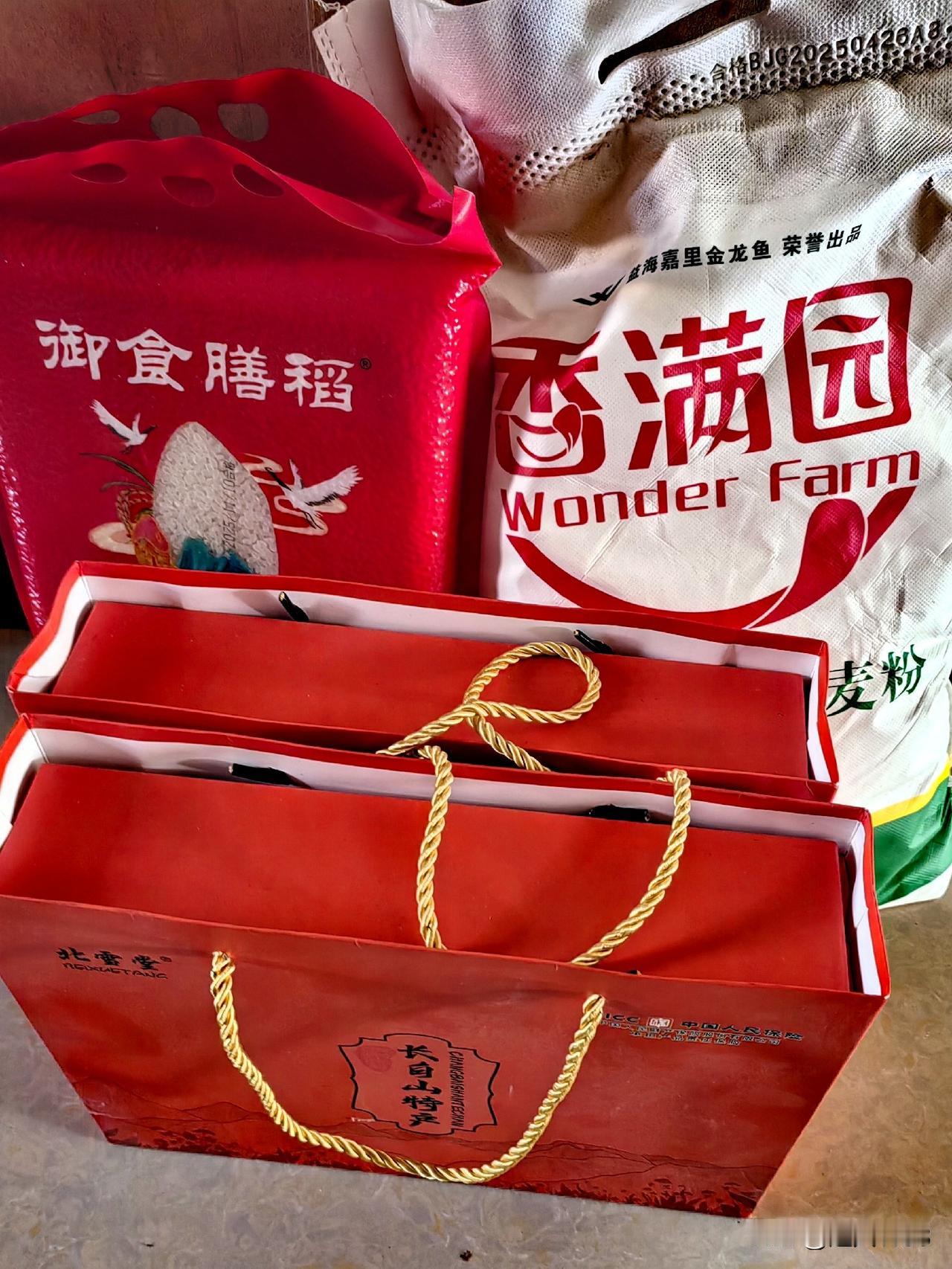 大寒到天气寒
我的心却很暖

亲情尤如暖阳
二姐送来温暖

送来大米和面
有两盒