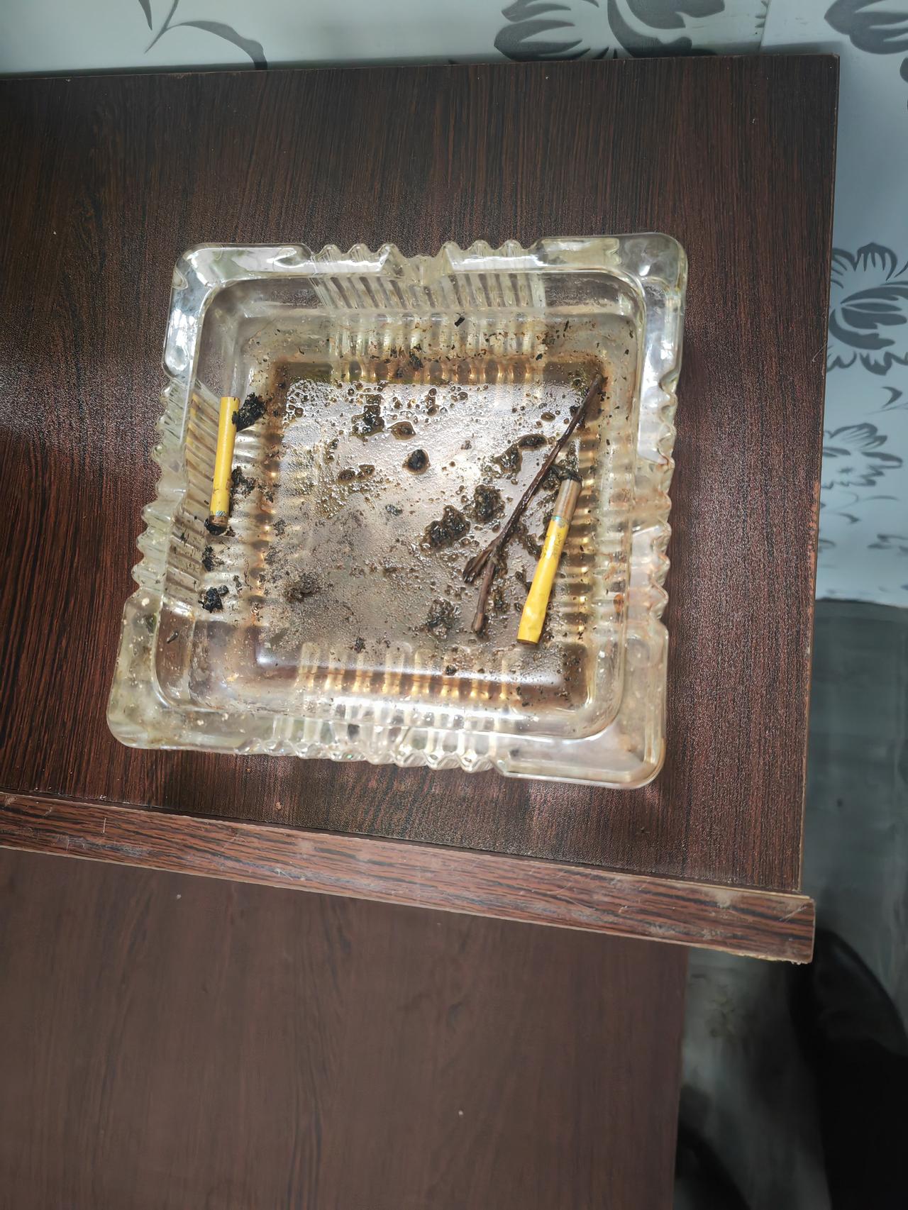 办公室里有个男的，天天没事就抽烟，烟灰缸自己从来没有清洗过，办公室里的小姑娘看不