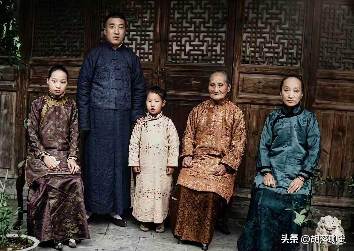 右面第一位便是鲁迅的原配妻子朱安。
这张照片拍摄于朱安离开娘家随鲁迅北上时。
朱