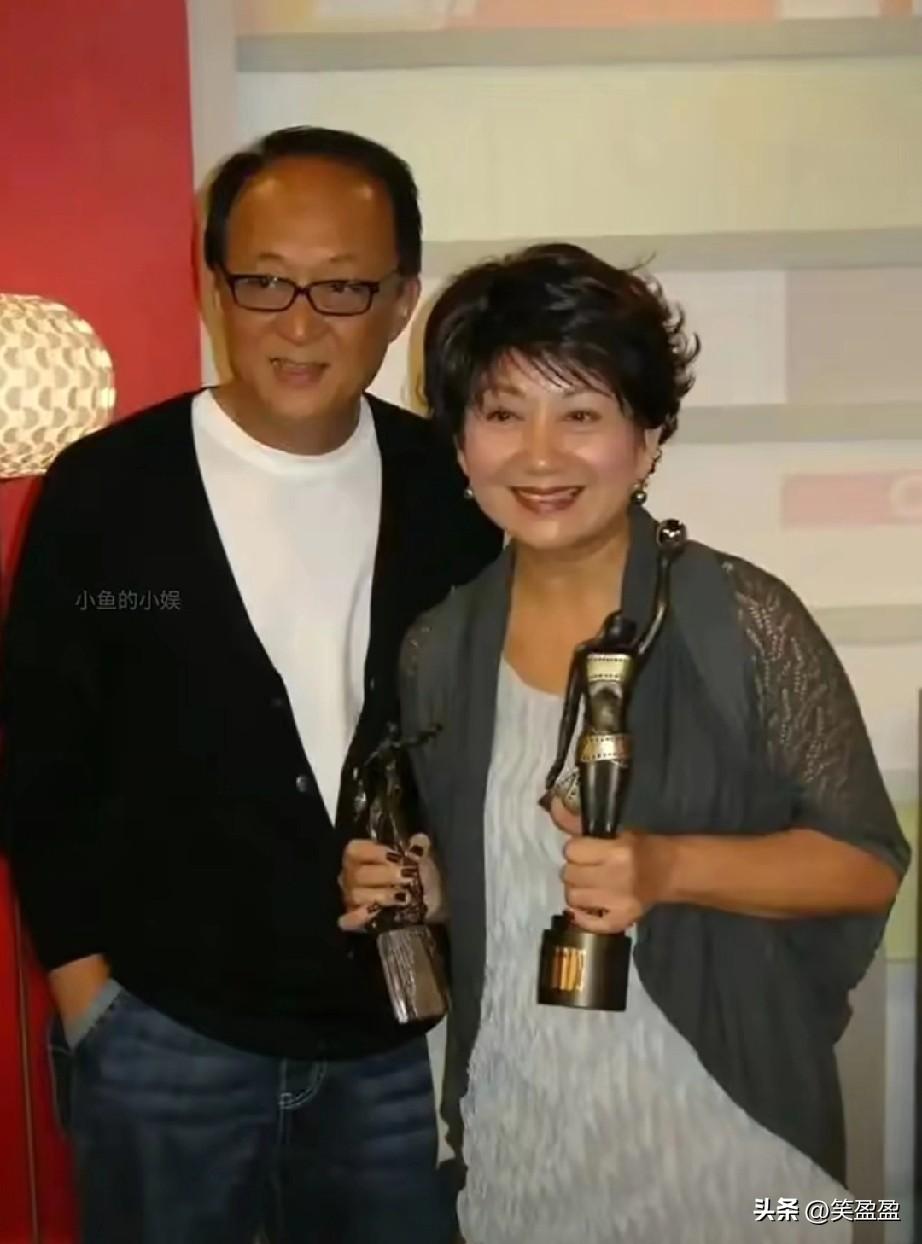 亚视“妈妈专业户”鲍起静，因端庄慈祥和蔼可亲的形象，深得观众喜欢，获奖无数是妥妥