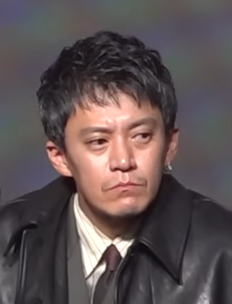 在看「气体人」的首播发布会，我差点没认出来旁边这人是谁