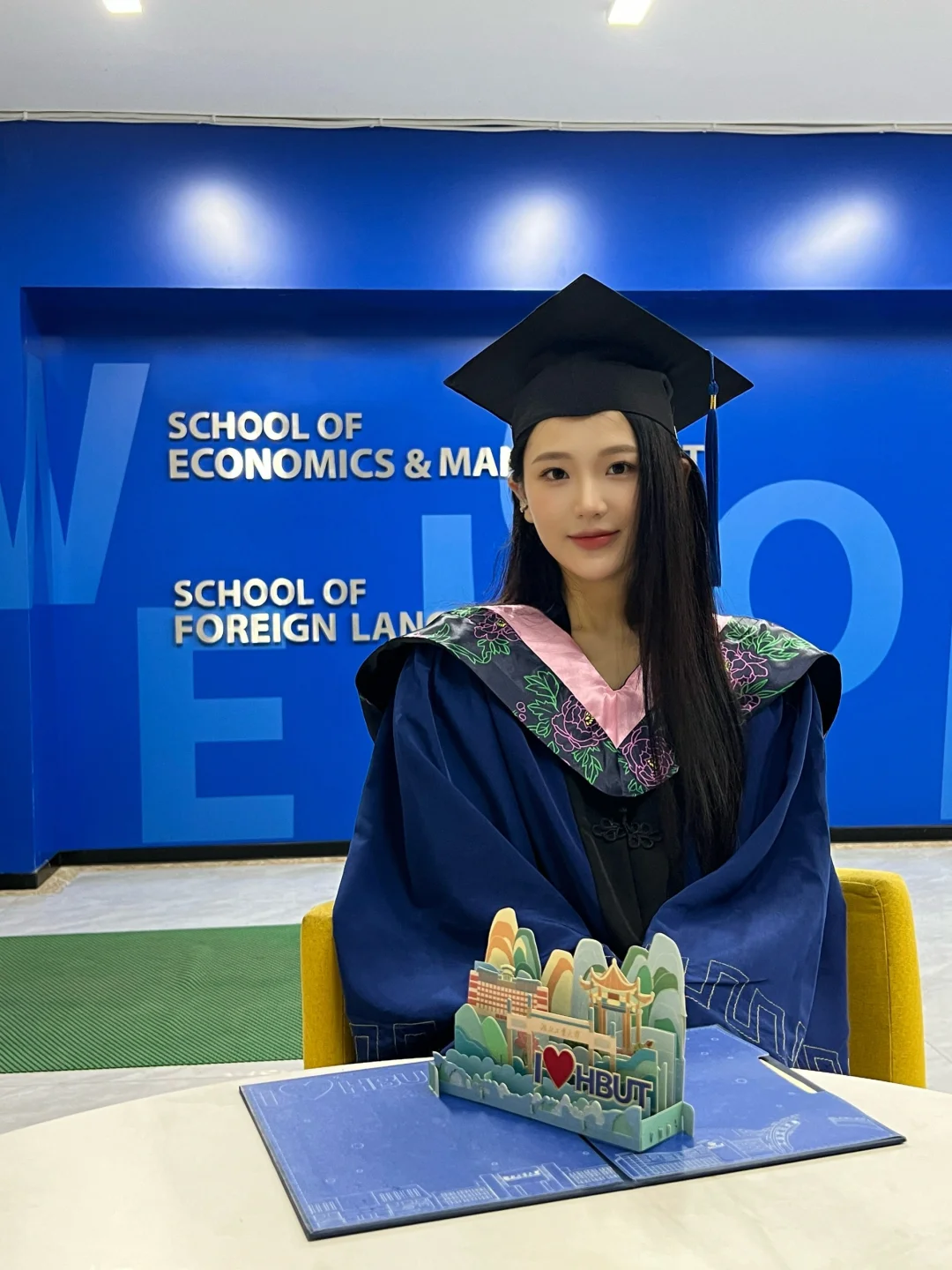 毕业快乐/学位服里面还是穿低领显瘦