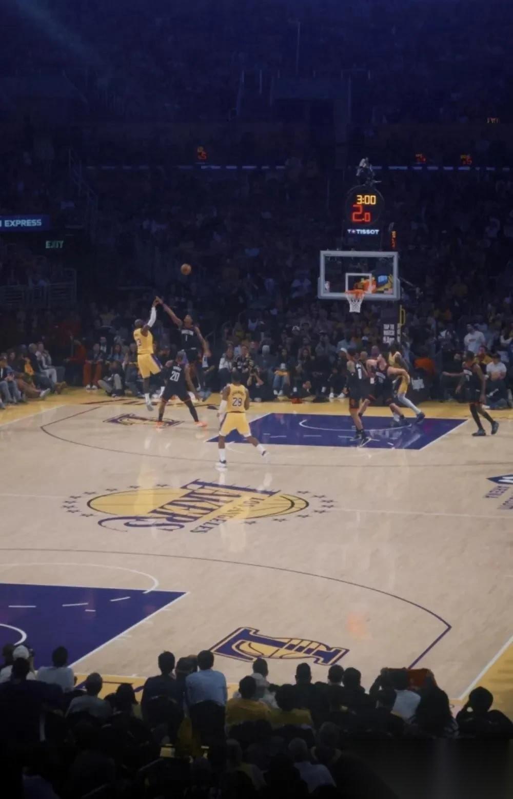 0-2落后还能翻吗？很多人第一反应是“系列赛已经结束了”，但真要细看火箭这两场输