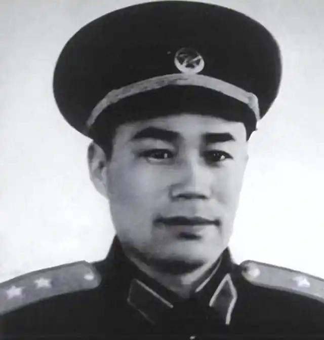 1978年5月，南京军区副参谋长王近山中将病逝后，他的妻儿们孤苦无依，只能靠王副