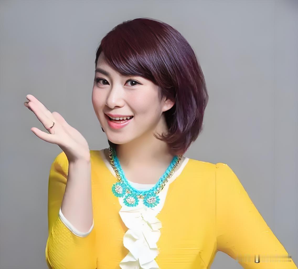 小荷曾是东视王牌节目《欢乐蹦蹦跳》的女主持人，出道30多年，是几代小朋友的荧屏偶