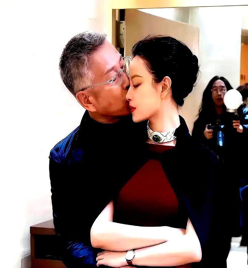 33岁的悬殊年龄差，起初被全网痛骂辣眼睛。
 
在《流金岁月》里，陈道明和倪妮全