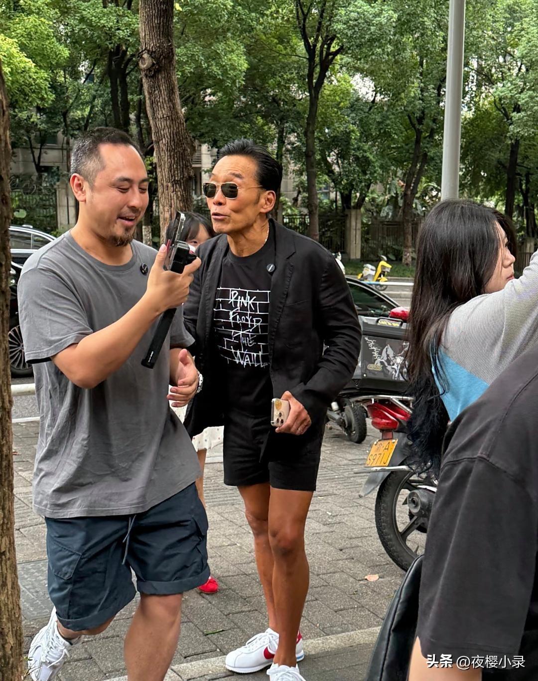61岁郑浩南现身重庆街头，穿着小短裤，这身造型一言难尽！他的皮肤好黑，脸都瘦脱相