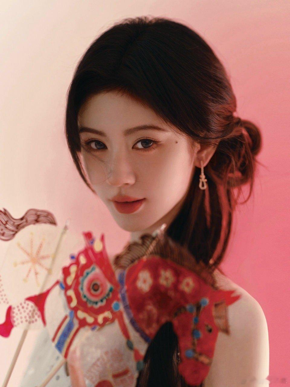 鞠婧祎20万红包吉利蹭运： 沾沾喜气！鞠婧祎20万红包 祝小鞠马年星途璀璨！ 