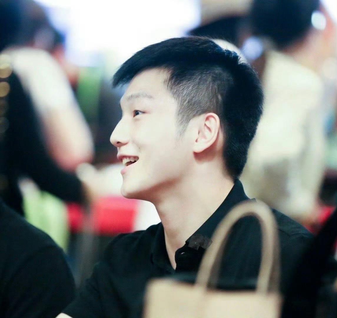 笑起来就眯眯眼的咚咚大王，也太可爱了[太开心]！ ​​​