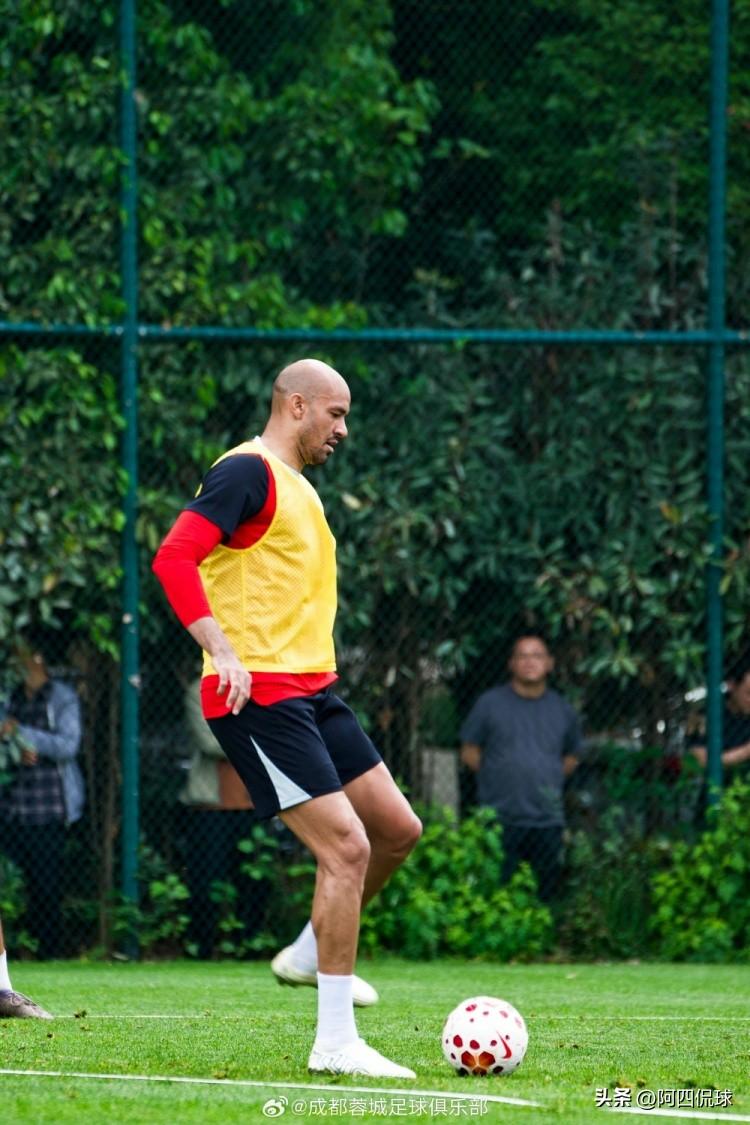 成都蓉城昨日官方发布训练照，强力高中锋费利佩和参加国家队比赛的韦世豪、拜合拉木等