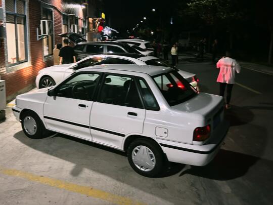 喜欢这种后窗几乎垂直下来的小三厢