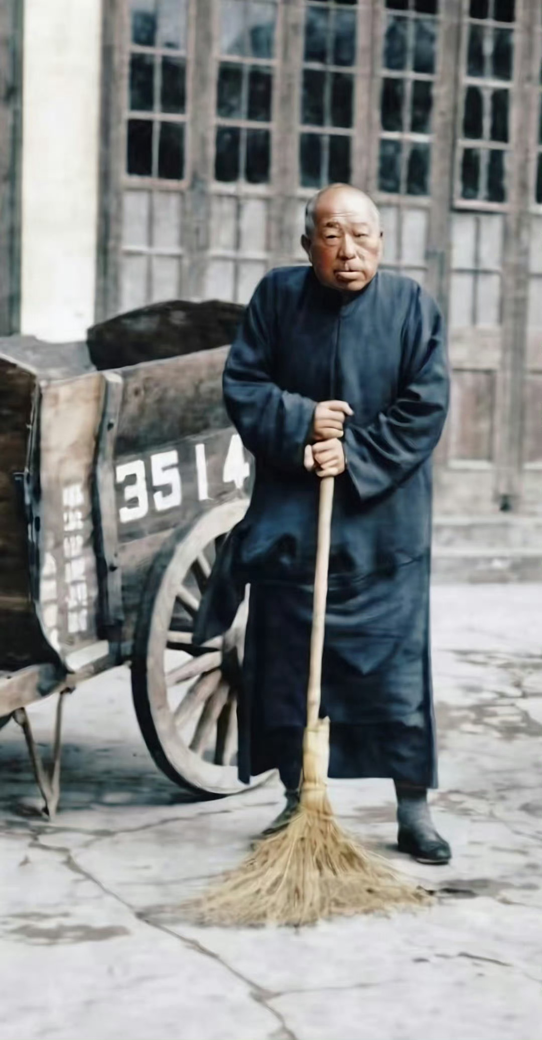 1949年后扫大街的上海大亨黄金荣。红尘过活宜从简，不用比，不须攀。也就那么几步