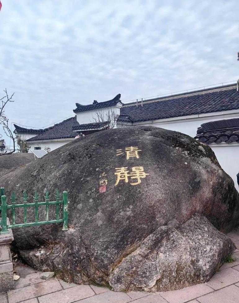 我一直认为
人去世后意识不会消散。
也许也不会轮回，而是进入了四维空间
比我们高