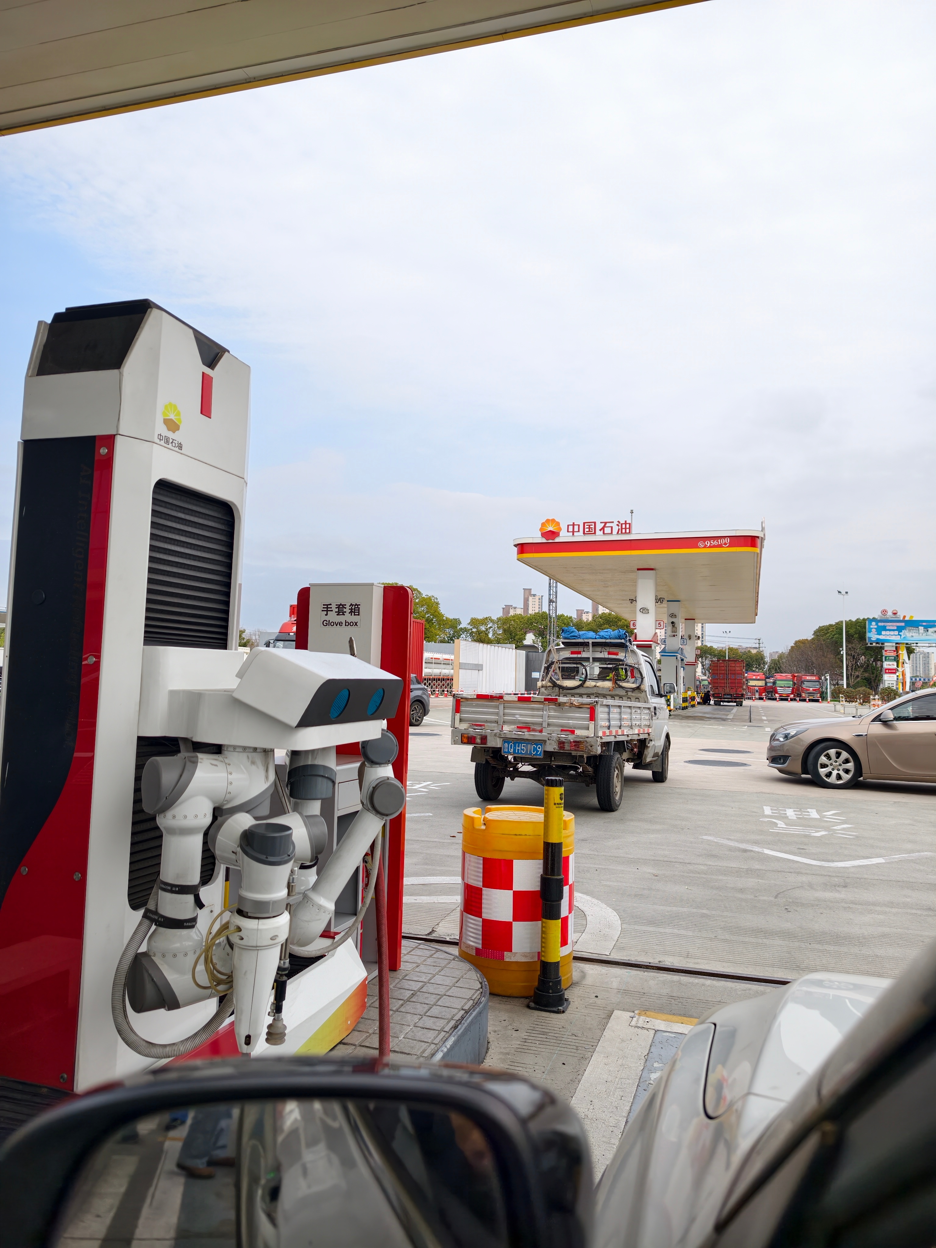 #今晚调整油价##对国内成品油价格采取临时调控# 刚刚到附近加油站给车加油，现场