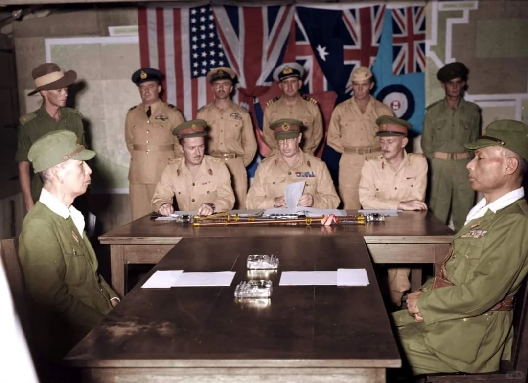 1945年9月8日，日本在巴布亚新几内亚的托罗基纳正式投降仪式。左边是...