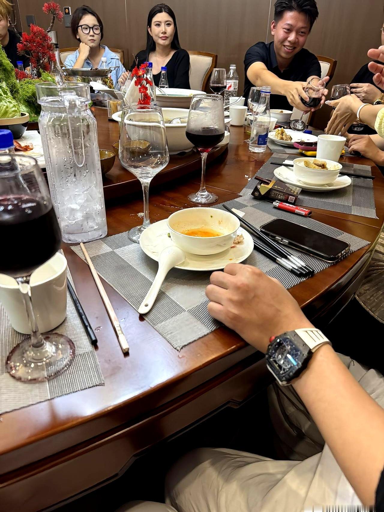 一个人要是敢把“小三”带去正式饭局，你真得离他远点。
不是我危言耸听，我就吃过这