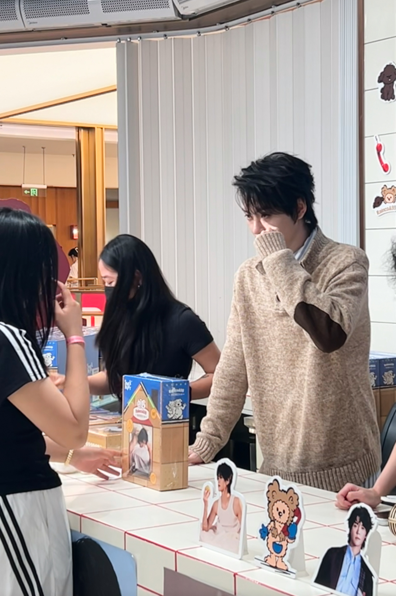 果然相爱的人就是会同频的下意识的学哥哥的动作.然后还发现和哥哥站姿都一样喜欢肖宇