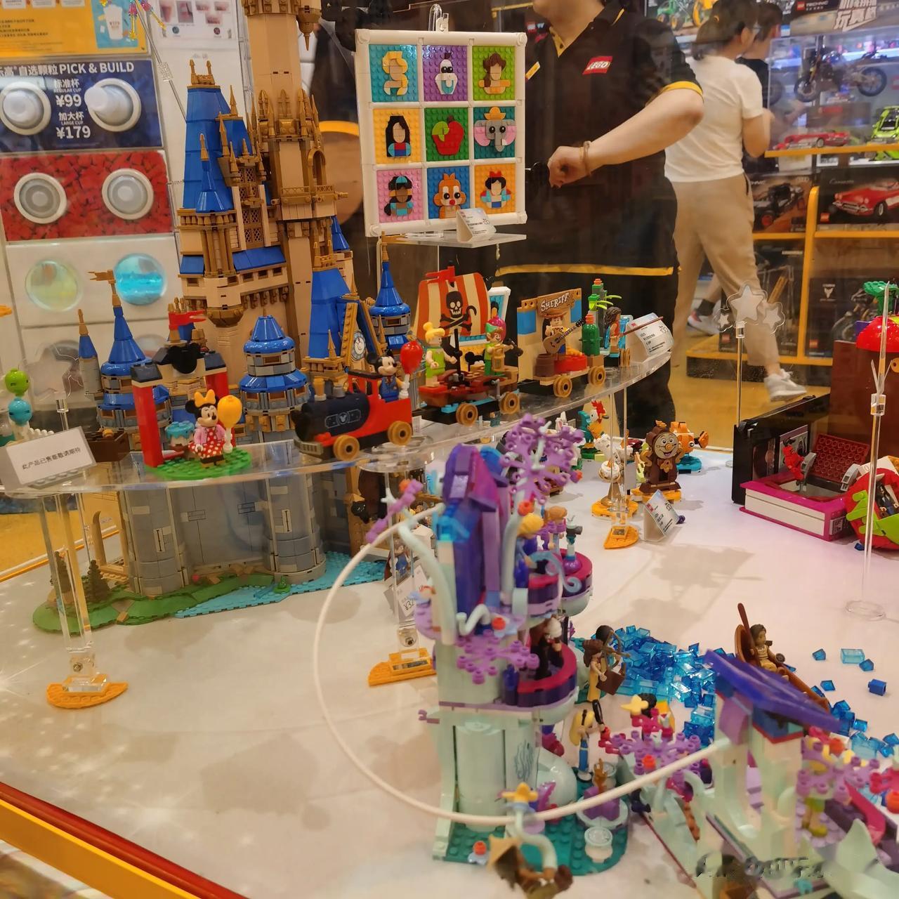  
北京王府井乐高旗舰店
在金鱼胡同，王府井走到金鱼胡同，故宫同配色门头，太太太