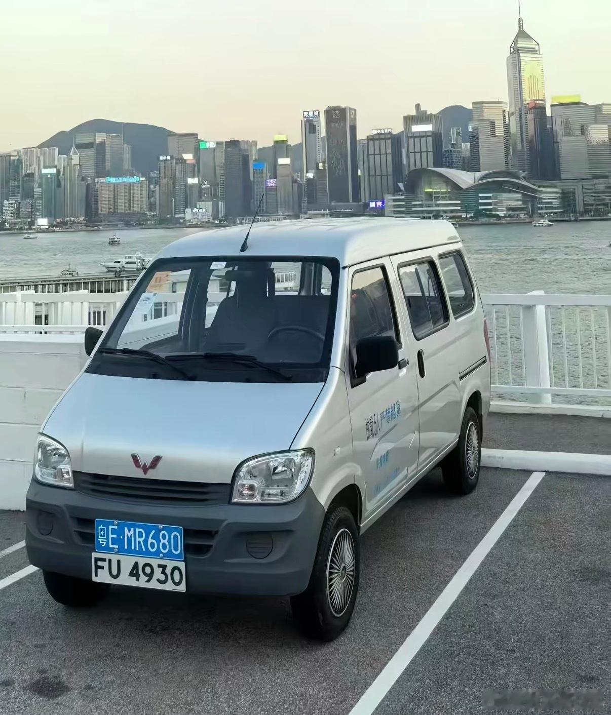 五菱之光现身维多利亚港，FU两地牌，身价不知道碾压车多少倍大v聊车