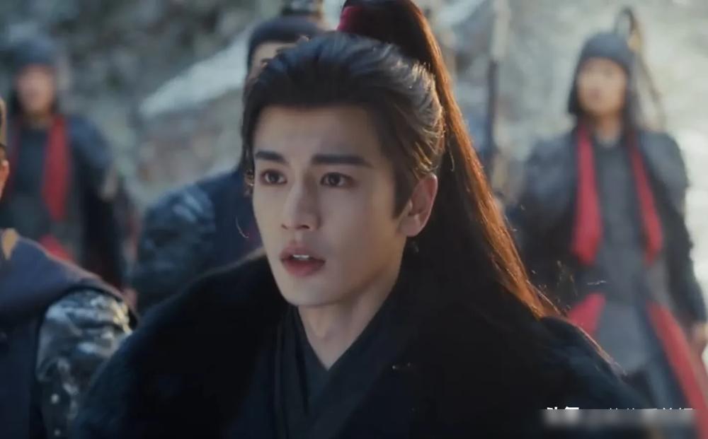 戏里他血洗山寨，戏外剧组差点要了他的命。
 
《逐玉》那场跳崖戏，张凌赫吊着威亚