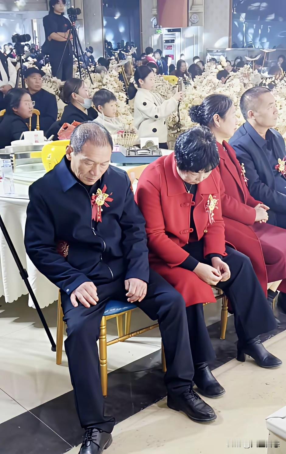 他们催我30岁前结婚，婚礼上却依

然笑不出来，反而更加愁眉苦脸：

因为彩礼和