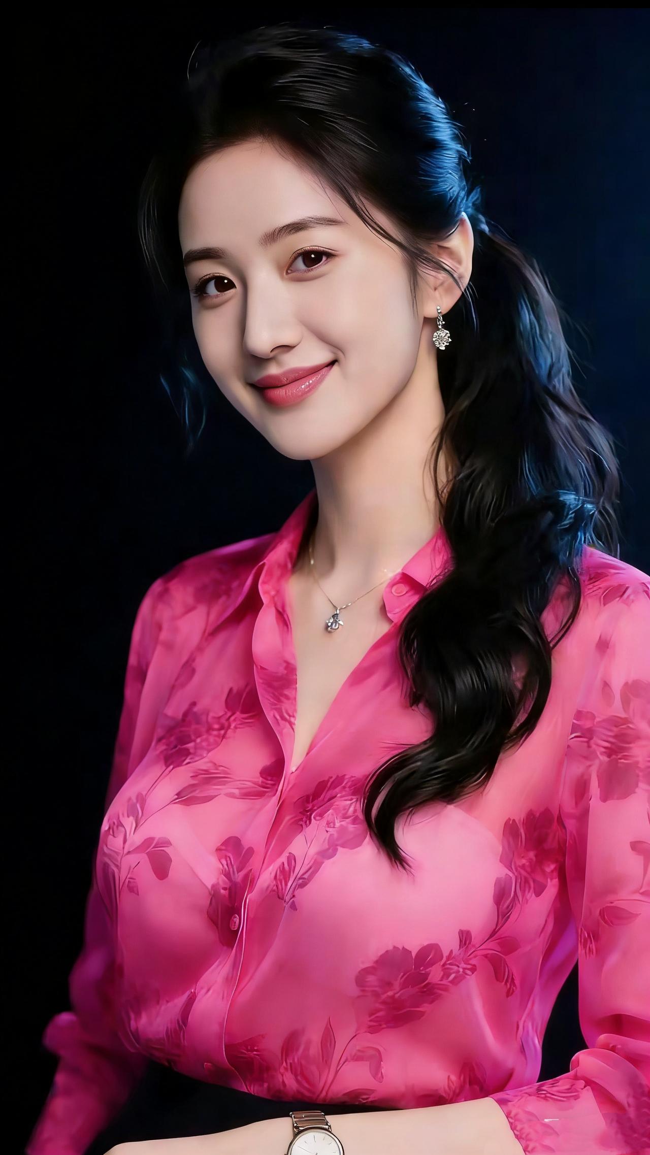 《粉衫裹夜柔》
 
暗夜里的粉衫，是裁了春日云霞织就的软缎。
 
花瓣纹路浸在薄