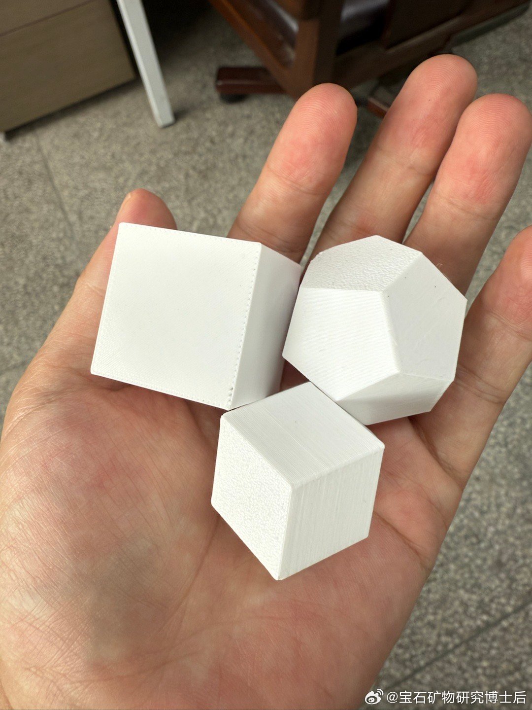 咱们系里一位老师家小孩3D打印的结晶学模型，也就是不同天然矿物的理想形态，效果非