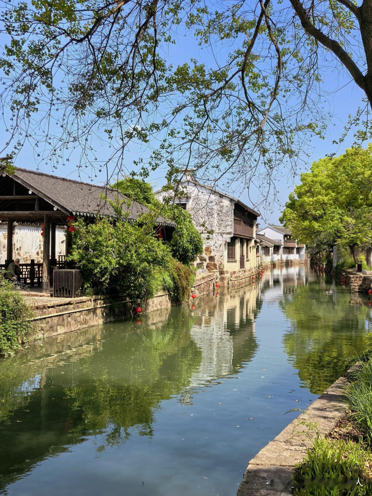 典型的江南水乡古镇之一，
三地交界处，小桥流水家。