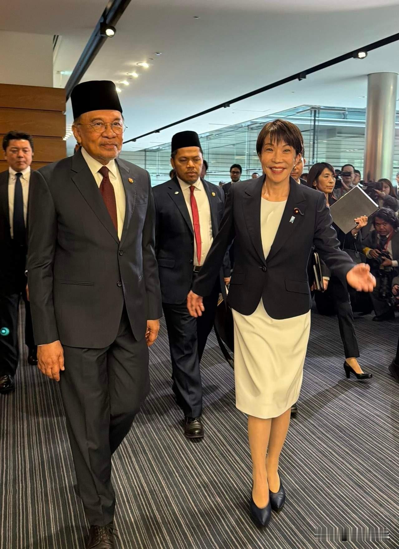 日本首相高市早苗乐开了花！

就在日本首相高市早苗与马来西亚总理安尔瓦·易卜拉欣