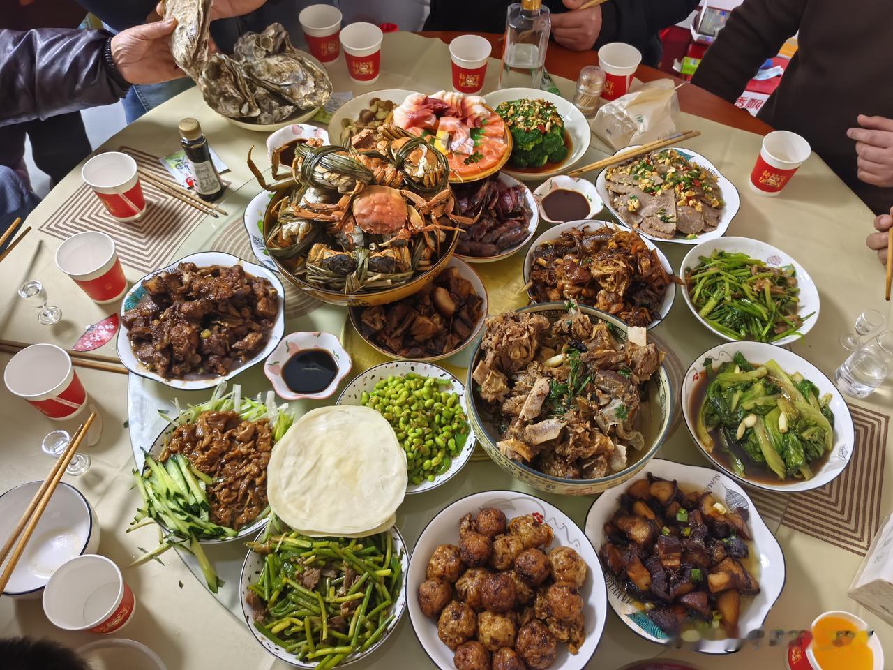 咱们皖北年三十的正餐已经结束了！中午整了小二十个菜，锅里的鱼已经在餐桌上放不下了