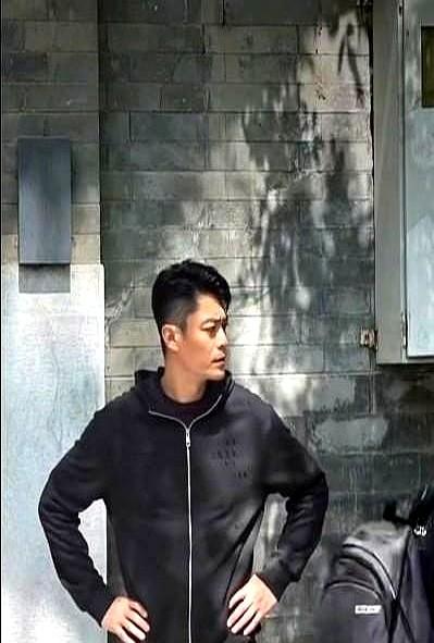 43岁的霍建华被拍到黑发厚得像假发，网友炸锅：他到底植了几次？

团队赶紧甩出去