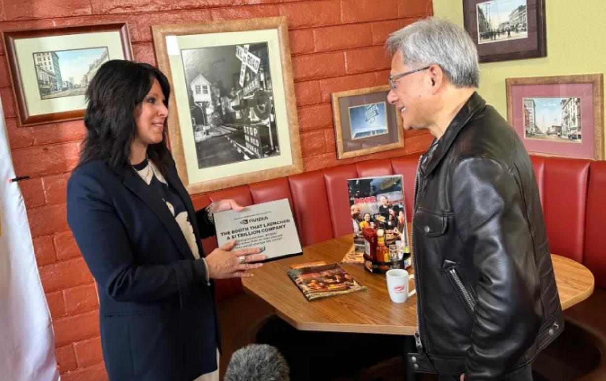 1993年，黄仁勋在嘈杂的丹尼餐厅里，直接草拟出英伟达创业蓝图，这家科技巨头的起