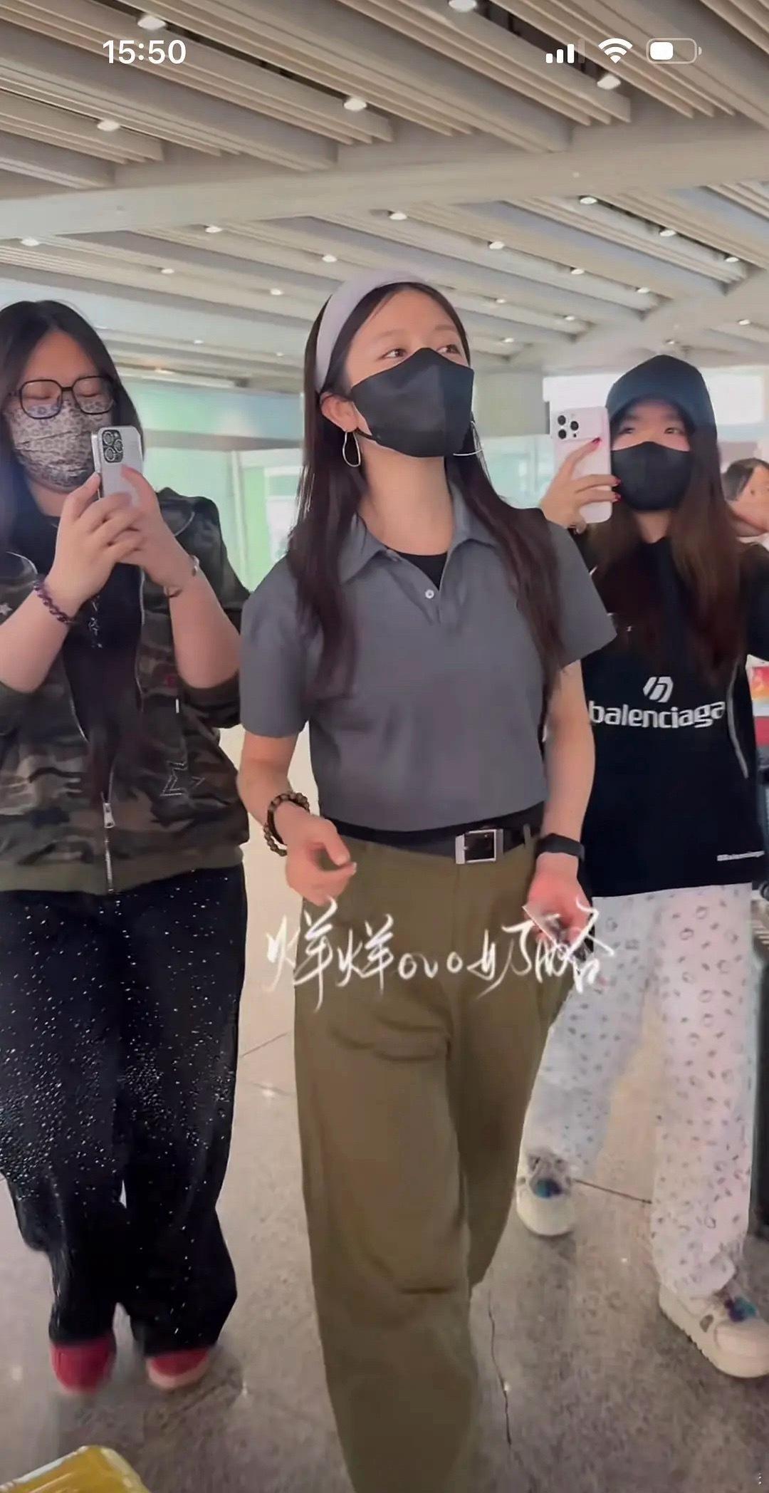 李兰迪今日机场这穿搭有点难评，粉丝还要说多吃点不胖吗？ 