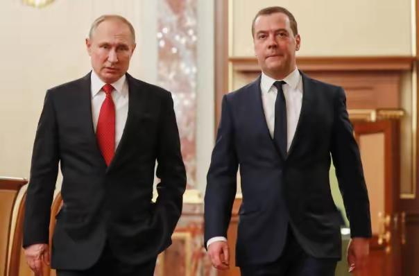 确切，恰当！
俄罗斯领导人把部分欧洲政客称之为“咕咕哝哝的小猪崽”们，虽然不体面