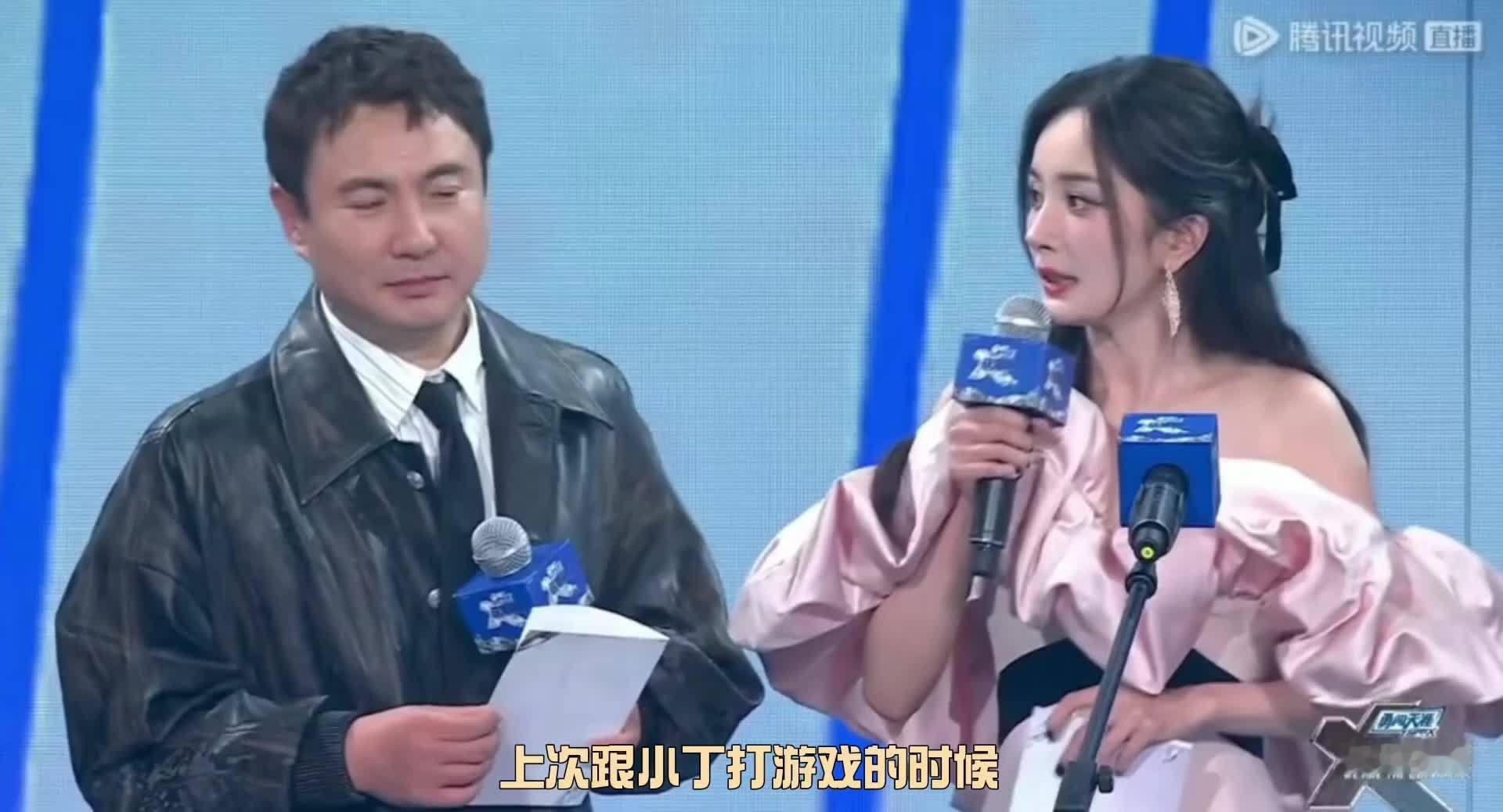 狐里狐气姐弟俩的小互动🦊1.姐：捅过的篓子就是和小丁玩游戏她打辅助，我说让他放