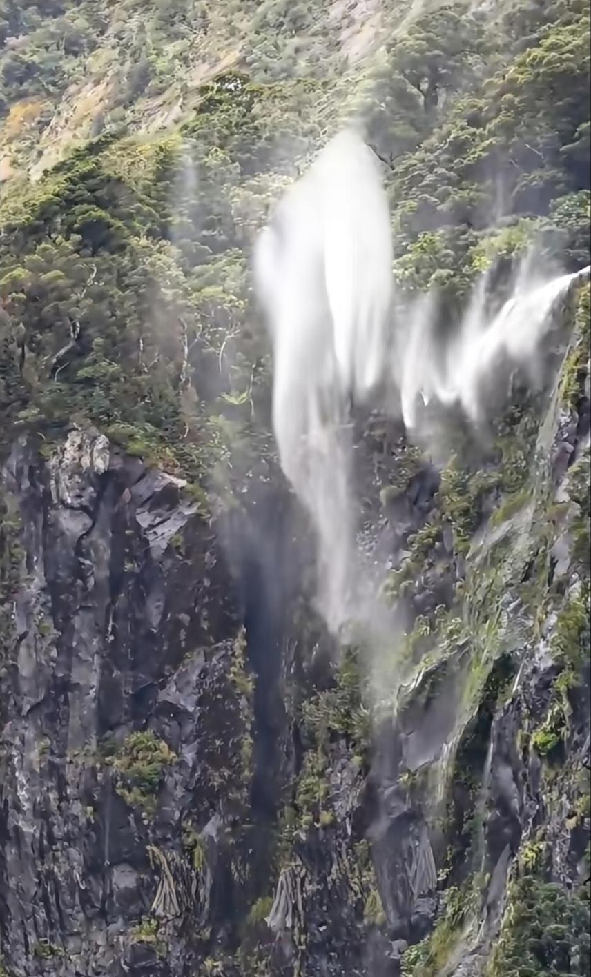 分享自然景色贵州有个瀑布，风一吹往下泄的瀑布就会反卷上去，出现“瀑布倒流”的奇观