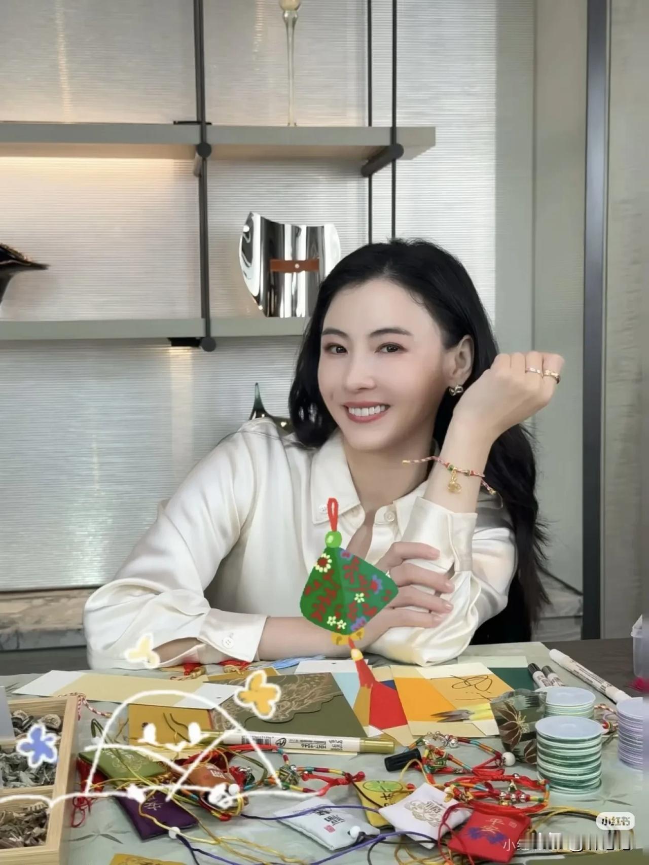 谢贤去世，把大部分遗产给了两个孙子，并且由孩子的亲妈张柏芝代管到孩子成年。
可见