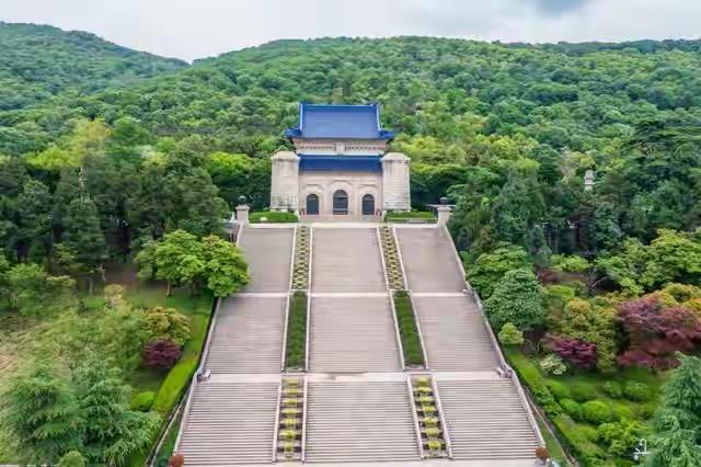 郑丽文今日拜谒中山陵。
孙中山是两岸共同推崇的近代革命先驱，可以说是“两岸公约数