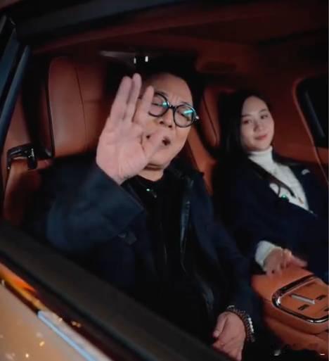李连杰忍不住跟女儿秀尊界S800李连杰是真爱了！带女儿提车全程秀语音控制，“无影