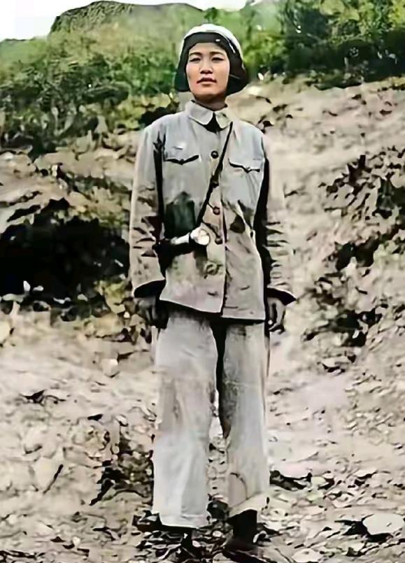 父亲埋骨缅北，16岁她扛枪上朝鲜！这张战场留影，藏着中国两代人的忠魂。
 
照片