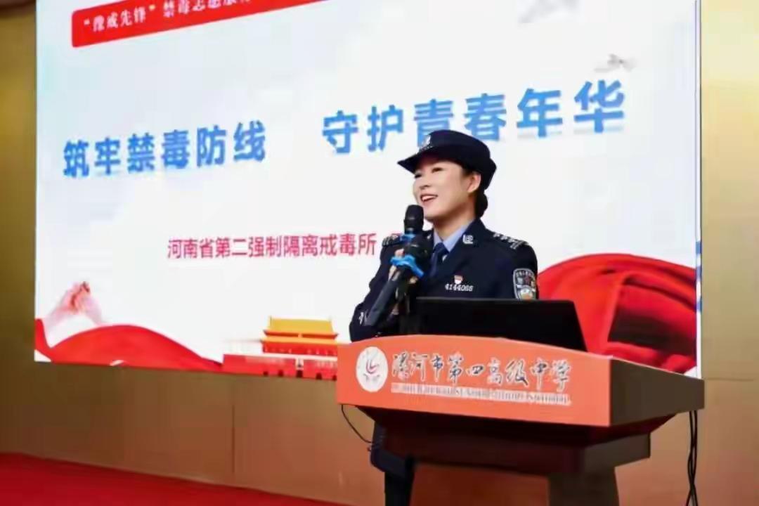 河南戒毒女警休假时街头徒手夺刀被划伤，飞起一脚精准踢落男子凶器，送医后面部缝合3