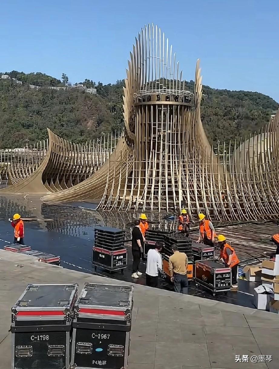 春节过完了，春晚分会场陆续被拆。

如果你看到宜宾春晚分会场有多么漂亮，就知道搭